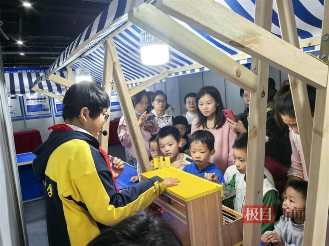 魅力！这场万众创新主题展亮点纷呈凯发k8赞助马竞近距离感受科技(图1)